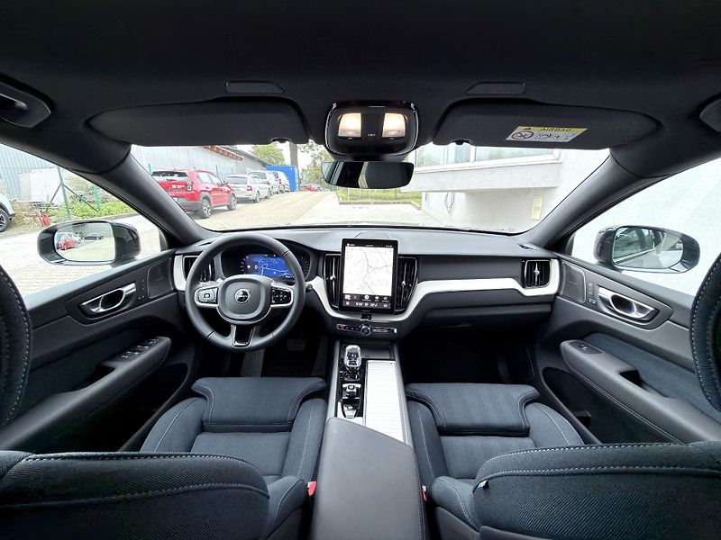 Volvo XC60 B5 AWD PLUS DARK // REZERVACE - fotka 19 z 49