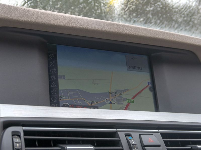 BMW Řada 5 (2010) 3.0i mat – NAVI - fotka 25 z 49