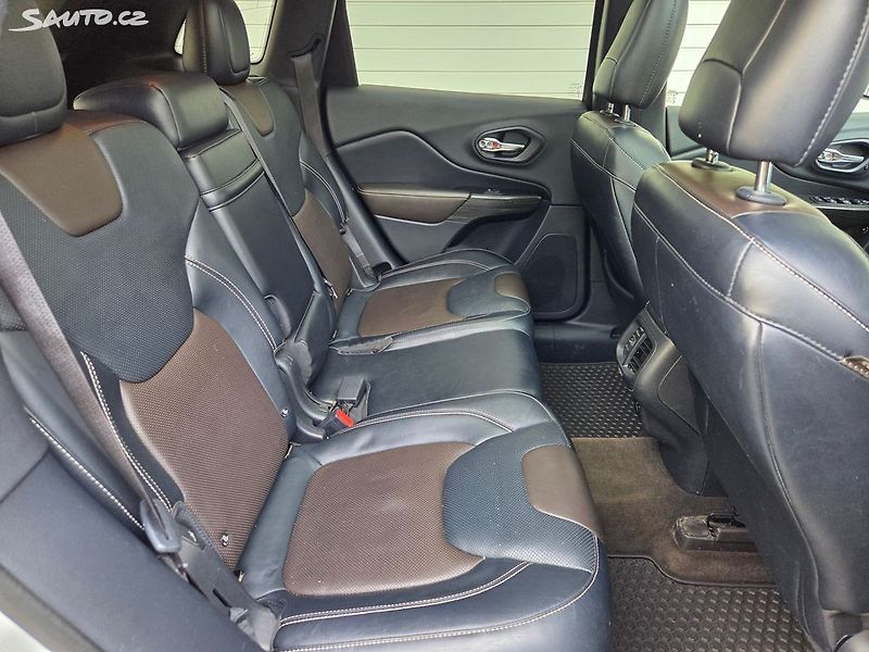 Jeep Cherokee (2014) 2.0 CRD 4x4 Limited Aut Pano - fotka 17 z 35