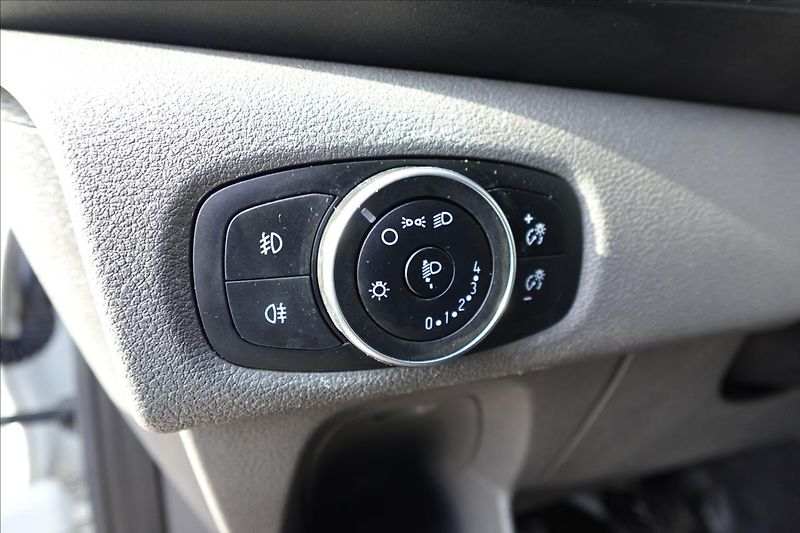 Ford Transit Custom 2,0 TDCI  L2H1 6MÍST KLIMA - fotka 24 z 35