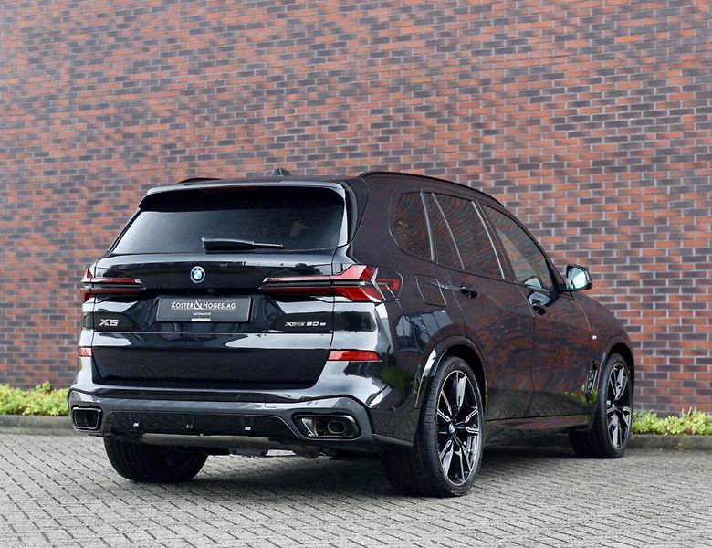 BMW X5 (2025) 50e xDrive M SPORT PRO - fotka 2 z 44
