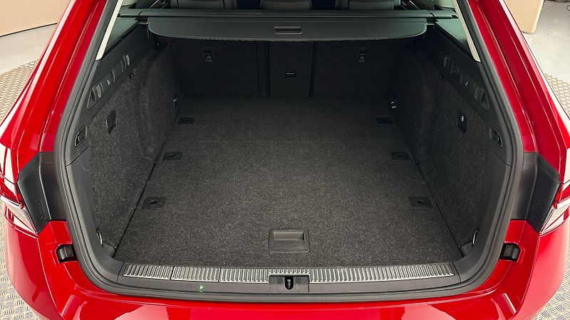 Škoda Superb 2.0 TDI DSG 4x4 Scout Combi - fotka 17 z 35