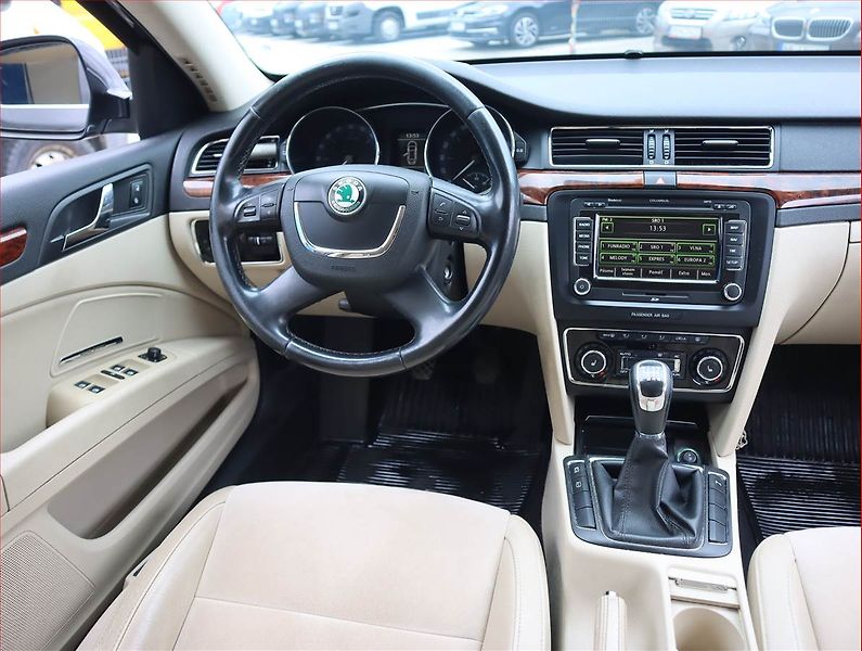 Škoda Superb (2011) 2.0 TDI, Navi, Xenony - fotka 7 z 18