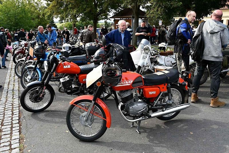 Na tradiční Lidický okruh dorazily desítky historických automobilů a motocyklů, které obdivovali návštěvníci z Kladna i širokého okolí.