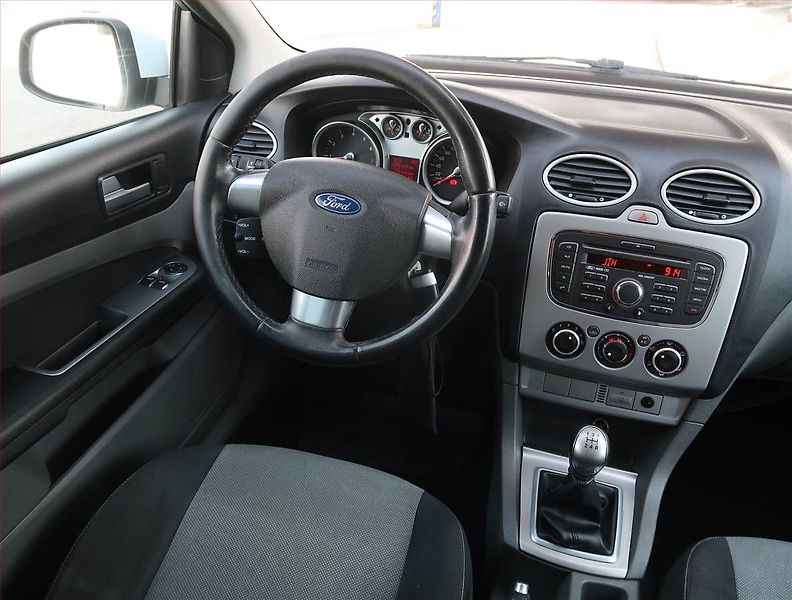 Ford Focus (2010) 1.6 16V, po STK, za super cenu - fotka 7 z 16