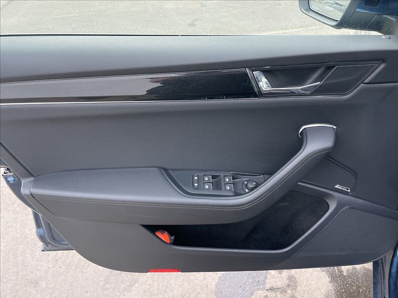 Škoda Superb 1,5 TSI DSG Combi L&K DCC+ACC - fotka 14 z 23
