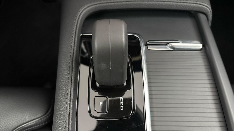 Volvo V90 2.0 B4 AUT Momentum Pro - fotka 26 z 30
