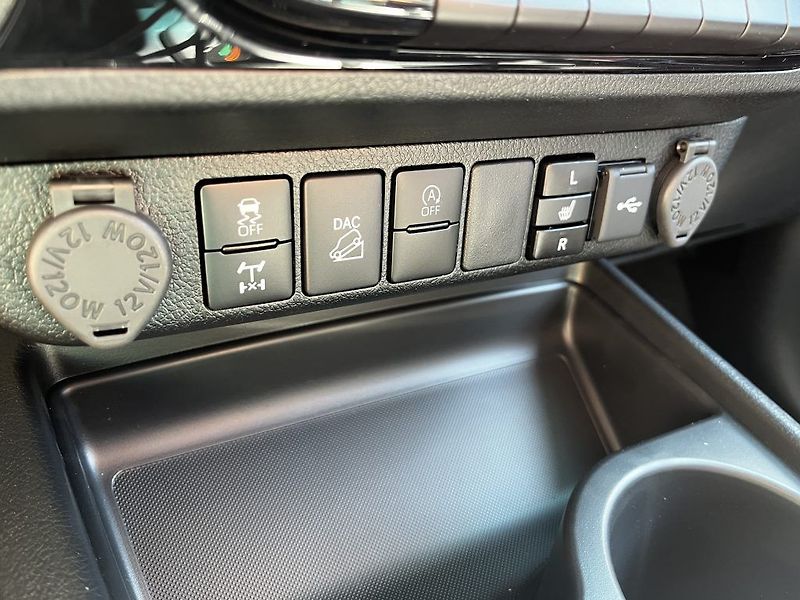 Toyota Hilux 2.8D 4x4 6AT Executive - fotka 21 z 33