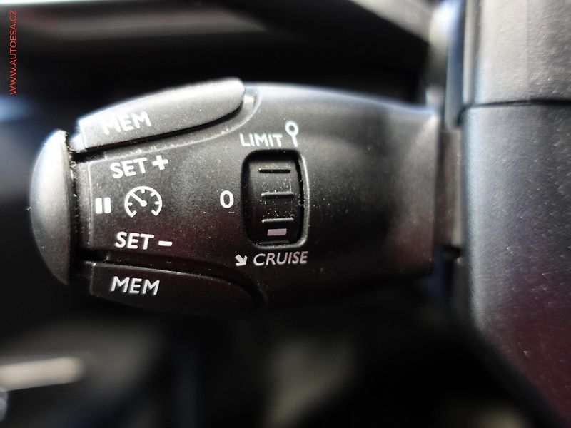 Peugeot 3008 (2019) 1.2PT, Allure, AT, navi - fotka 15 z 22