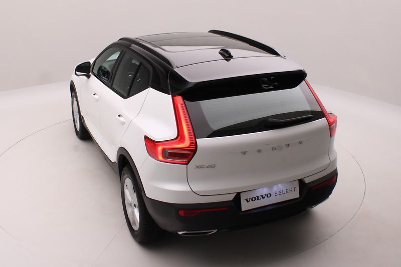 Volvo XC40 D4 AWD R-DESIGN AUT  - fotka 17 z 40