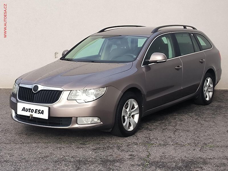 Škoda Superb (2011) 2.0TDi, ČR, Xenon - fotka 3 z 17