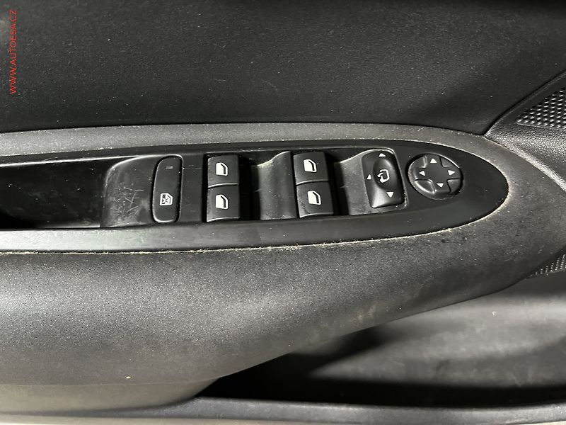 Citroën C4 (2015) 2.0HDi, Shine, bixen, panor - fotka 12 z 17