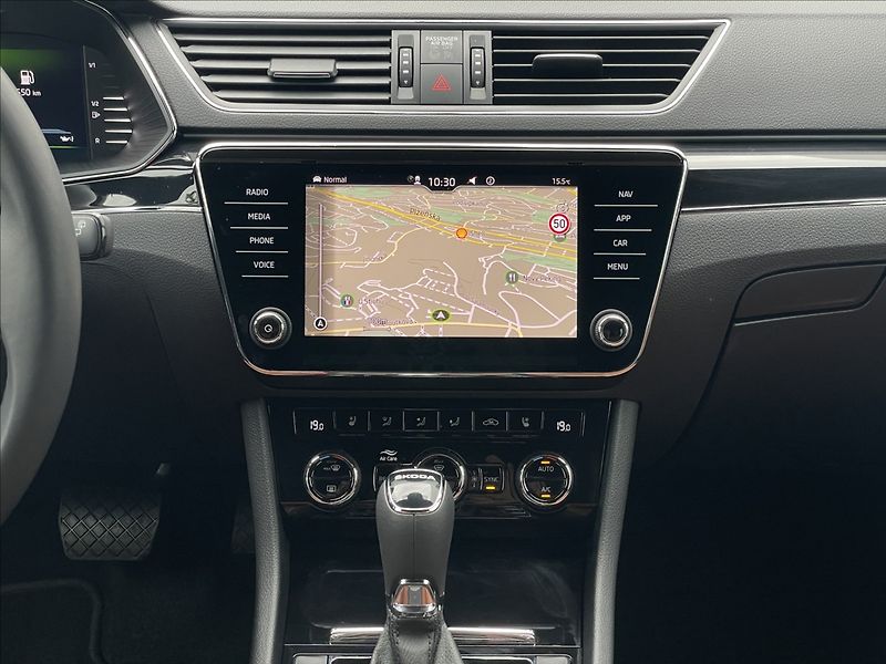 Škoda Superb 2,0 TDI DSG Combi L&K DCC+ACC - fotka 11 z 24