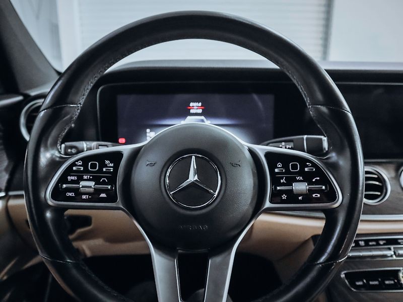 Mercedes-Benz Třídy E E 400d 4MATIC AMG - TOP - fotka 17 z 27