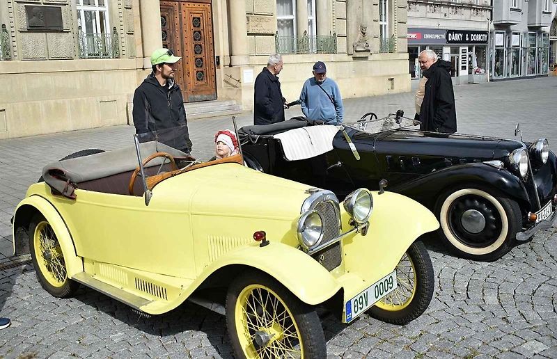 Tradiční sraz autoveteránistů na náměstí T. G. Masaryka v Prostějově. 18. května 2025