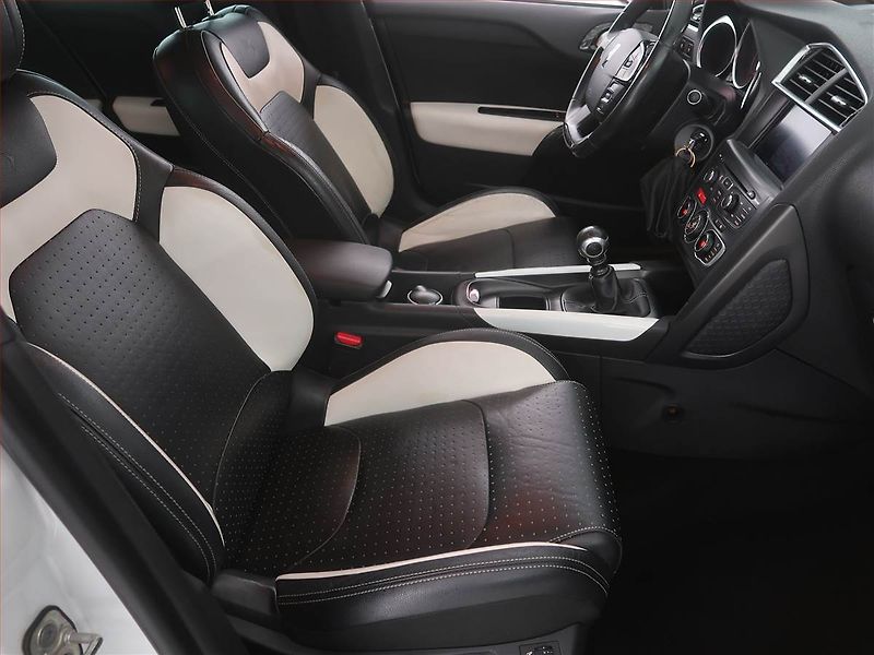 Citroën DS4 (2011) 2.0 BlueHDI, Navi, Xenony - fotka 9 z 21
