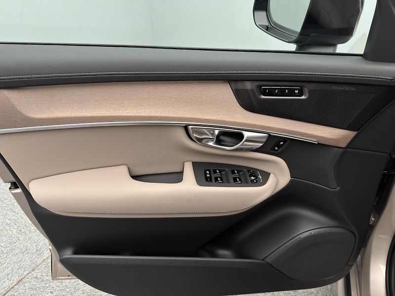 Volvo XC90 (2026) T8 AWD Plug-in ULTRA DARK 7m - fotka 7 z 28