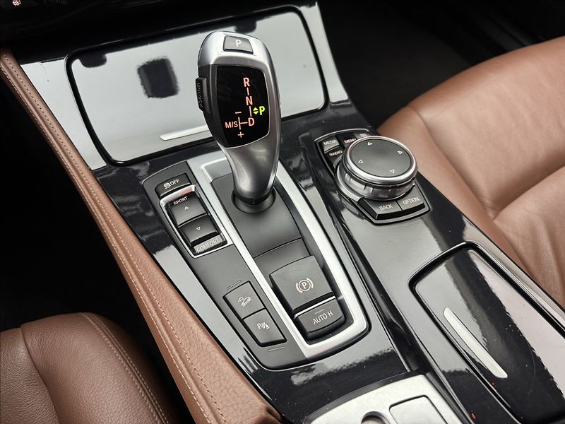 BMW Řada 5 2,0 4X4 KŮŽE SERVIS KAMERA ČR - fotka 24 z 38