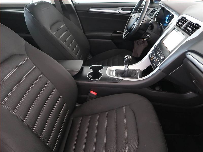 Ford Mondeo (2018) Trend 2.0 TDCI, Navi, Tempomat - fotka 9 z 14