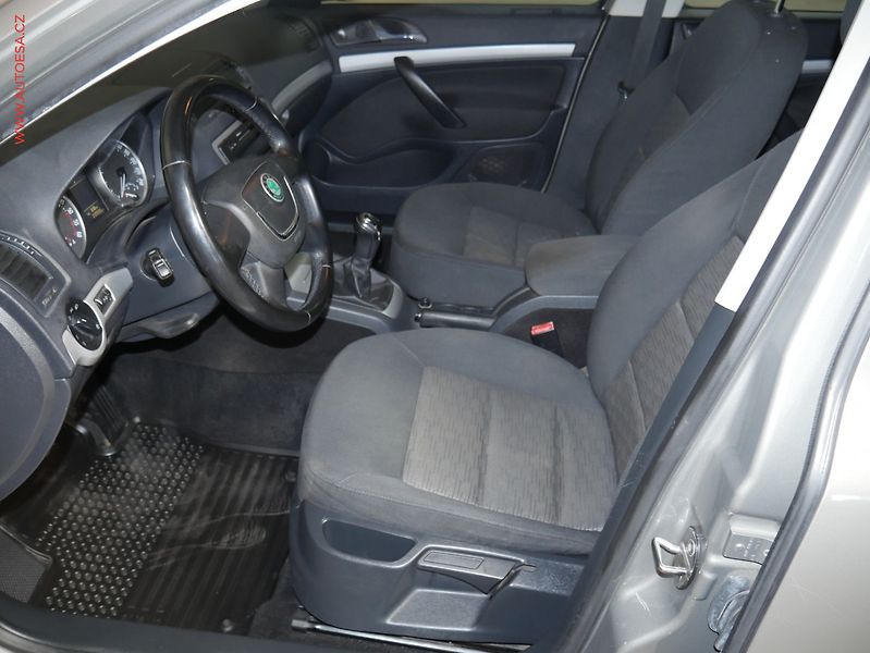 Škoda Octavia (2012) 1.6 TDI, ČR, AC, TZ, temp - fotka 9 z 17