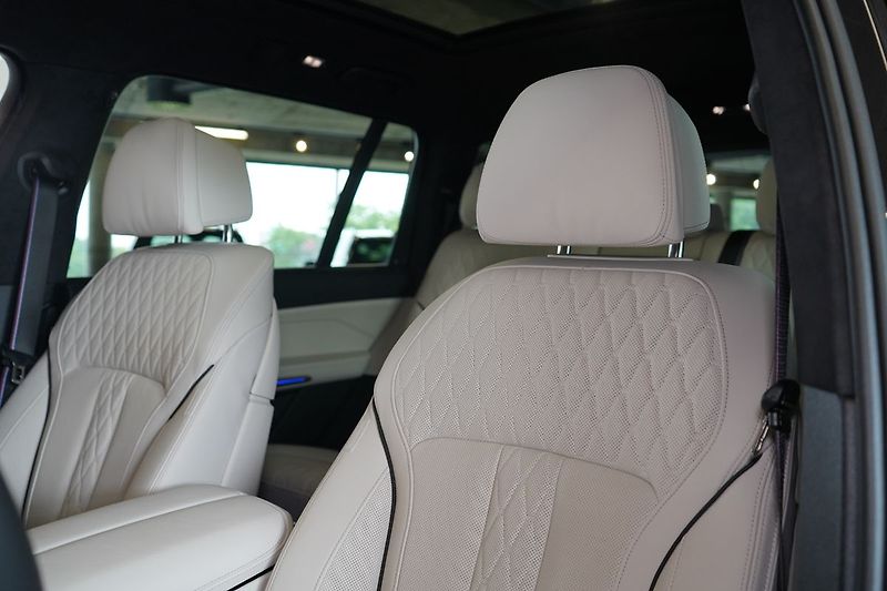 BMW X7 M60i xDrive, Masáž, Skylounge - fotka 22 z 50