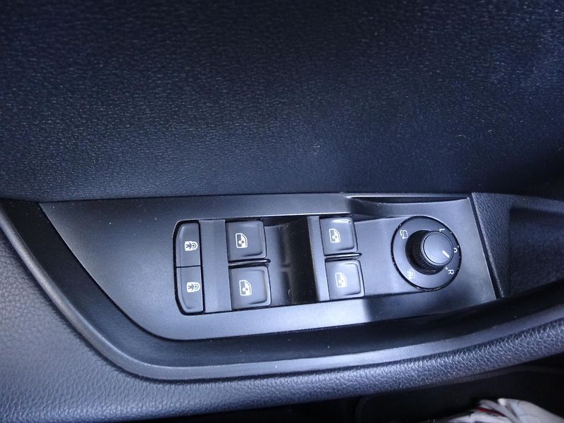 Škoda Superb 2.0TDi DSG Taž.zař. Plná nádrž - fotka 19 z 41