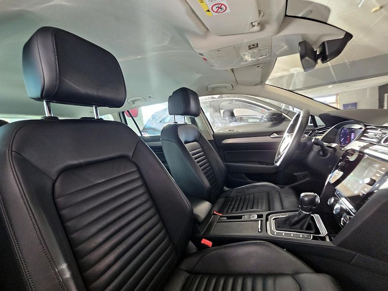 Volkswagen Passat (2019) R-Line 4M  - fotka 14 z 23