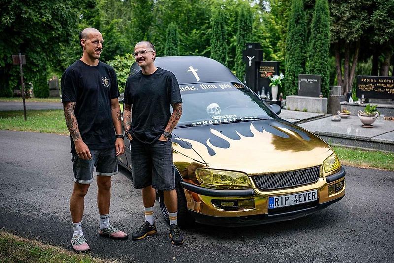 Pohřební automobil pořadatelů závodu Gumbalkan, 4. července 2025, Ostrava.