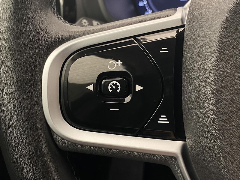 Volvo XC60 B5 AWD DARK PLUS AUT - fotka 20 z 53