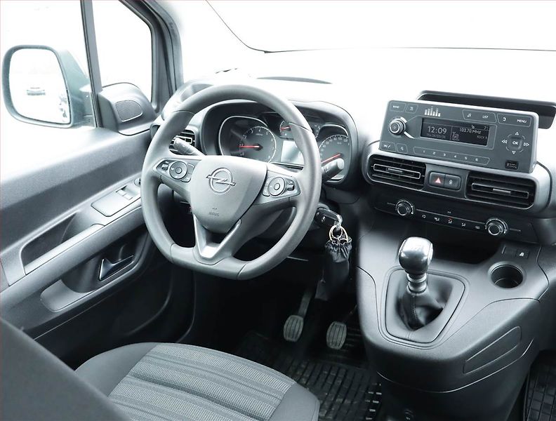 Opel Combo (2020) Edition 1.2 Turbo, 7Míst, 1Maj - fotka 7 z 18