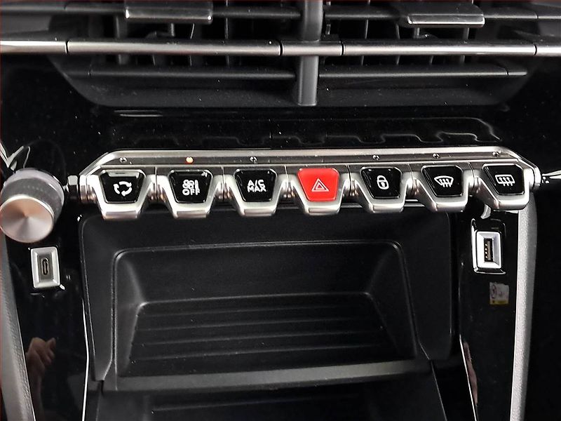 Peugeot 2008 (2023) Active 50 kWh, SoH 100% - fotka 20 z 20
