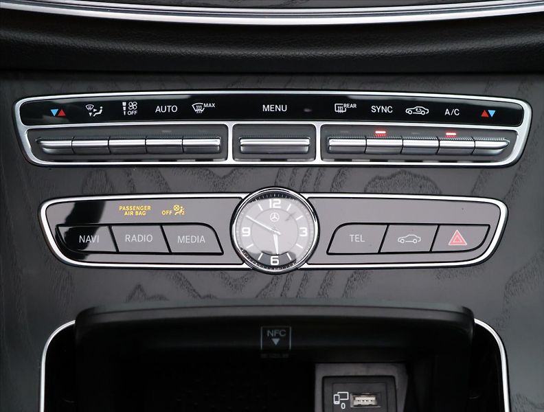 Mercedes-Benz Třídy E 3,0 53 320kW AMG 4Matic+ DPH - fotka 41 z 53