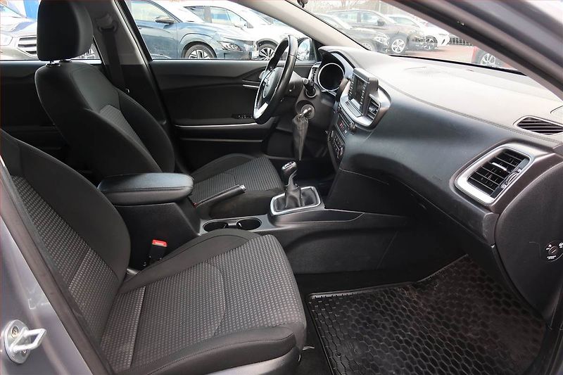Kia Ceed (2019) 1.4 CVVT, Serv.kniha, Tempomat - fotka 9 z 17