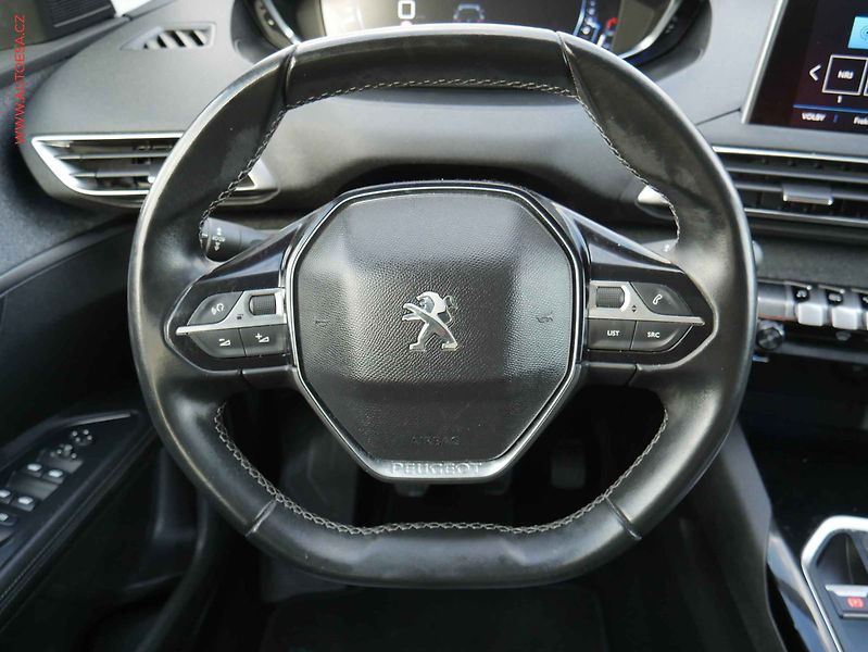 Peugeot 5008 (2020) 1.2PT, Allure, navi, TZ - fotka 13 z 20