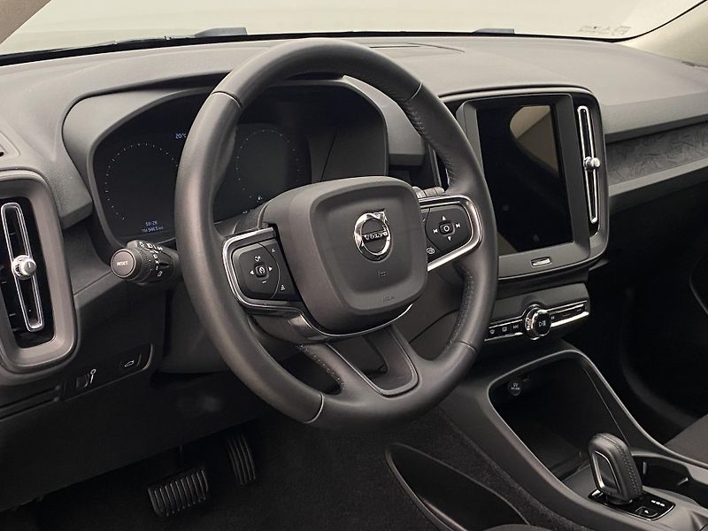 Volvo XC40 T2 KINETIC AUT REZERVACE - fotka 18 z 39