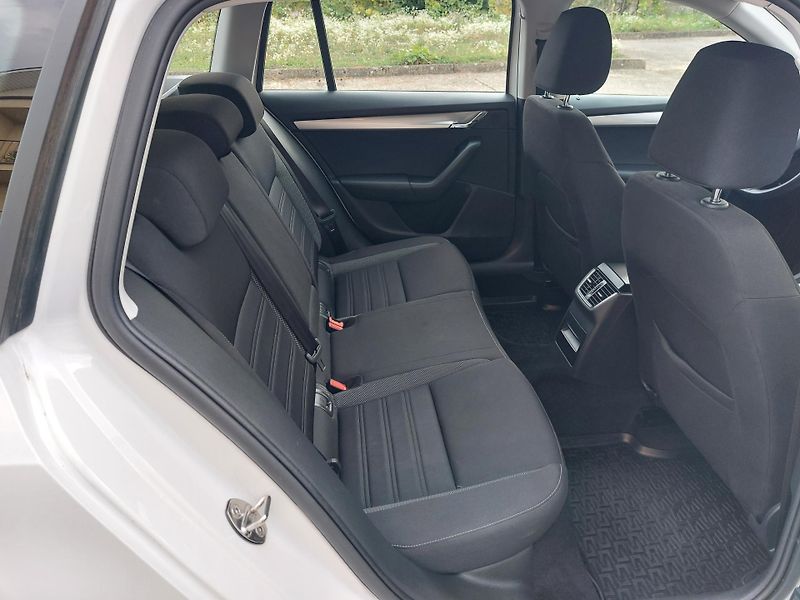 Škoda Octavia 1,6 TDi 85kw Ambition ČR Nav. - fotka 17 z 18