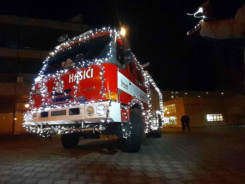V ulicích Plzně je v těchto dnech k vidění vánočně vyzdobená Tatra 815 skvrňanských hasičů.