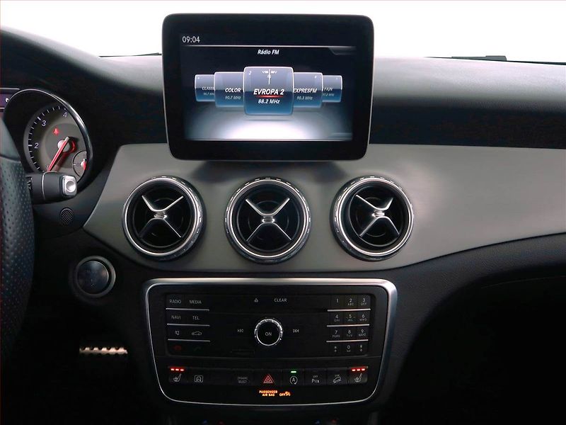 Mercedes-Benz GLA (2017) AMG line 200 d 4MATIC - fotka 12 z 22