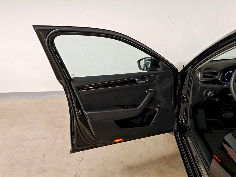 Škoda Superb (2024) 2.0 TSI 206 kW DSG 4x4 L&K - fotka 18 z 28