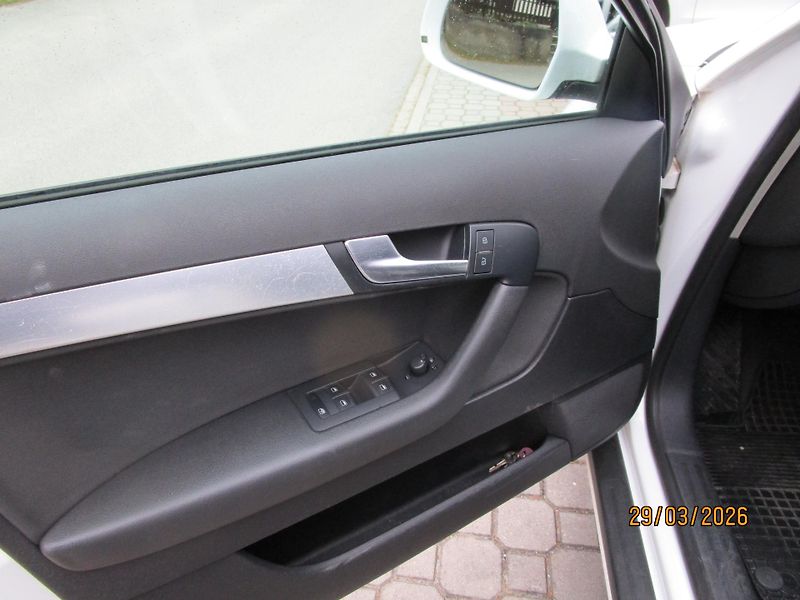 Audi A3 (2009) 2,0 TDi DSG panorama - fotka 8 z 28