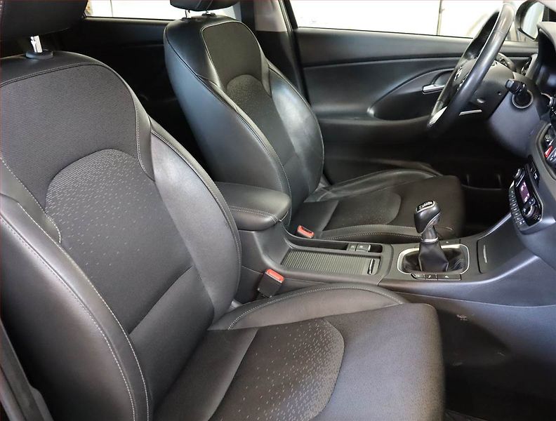 Hyundai i30 (2018) Premium 1.6 CRDi, Navi - fotka 9 z 21