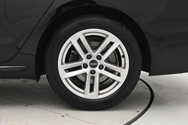 Audi A4 2,0 40TDI 150kW S-Tronic Záruk - fotka 32 z 32