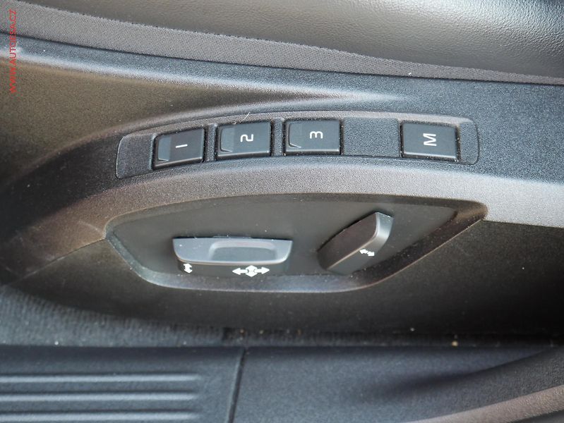 Volvo V40 (2015) 2.0 i, AT, navi - fotka 17 z 18