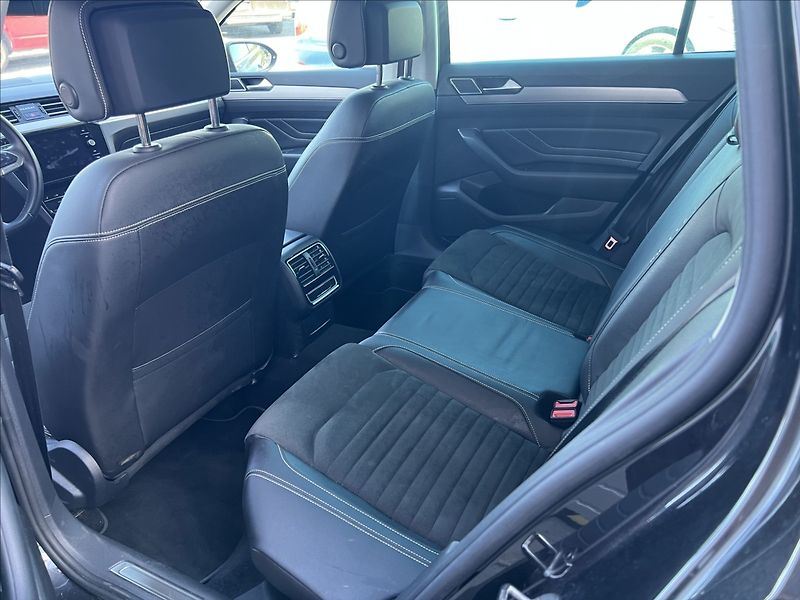Volkswagen Passat 2,0 TDi DSG ELEGANCE MATRIX - fotka 14 z 32
