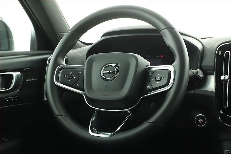 Volvo XC40 (2023) B3 - fotka 14 z 17