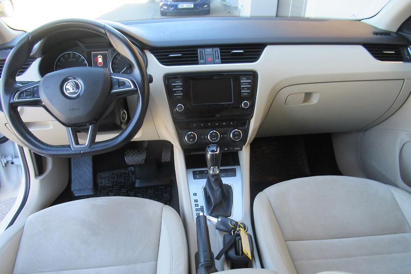 Škoda Octavia 1.6 TDi DSG AUT.KLIMA TAŽNÉ - fotka 9 z 24