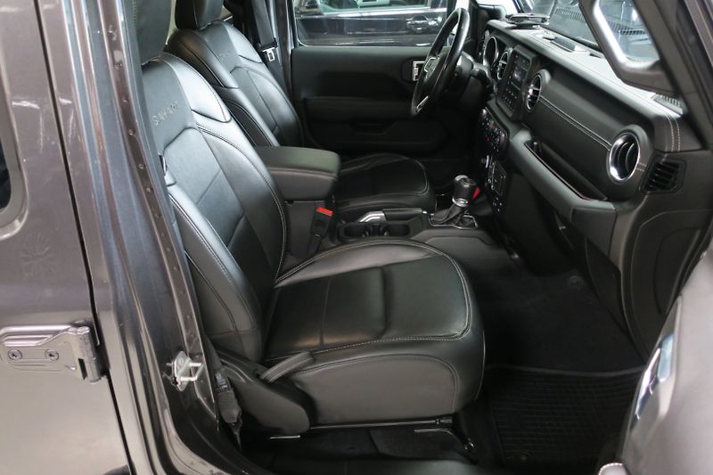 Jeep Wrangler (2022) 2.0 4xe PHEV Unlimited Sahara - fotka 40 z 50