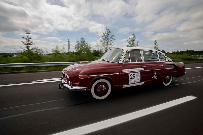 Všichni účastníci s vozy v cíli druhého ročníku Oldtimer Expressu, který mířil z Prahy do řeckých Atén.