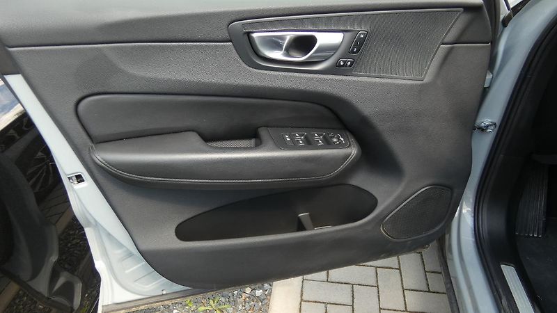 Volvo XC60 B4 mHEV AWD Plus Dark - fotka 8 z 22