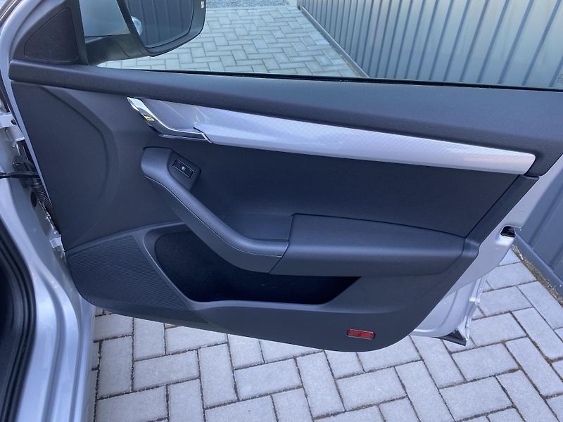 Škoda Octavia 1.4 TSI 103kW - 1xMAJ.-ALU-PDC - fotka 37 z 42